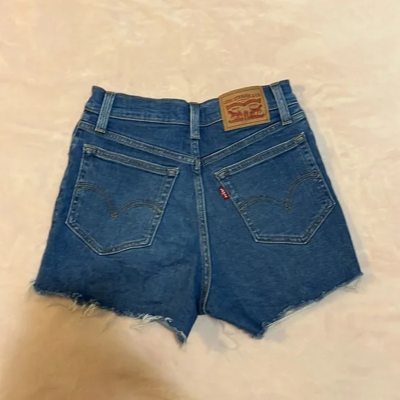 Levi jean shorts - Picture 3 of 5